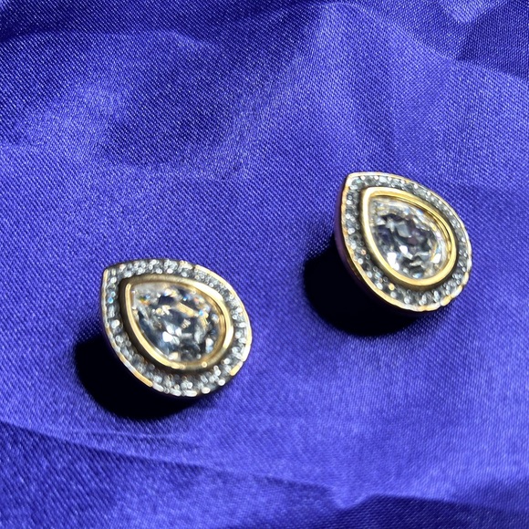 S.A.L Signed VTG Set of Rhinestone and Gold Tone Metal clip earrings. - Picture 2 of 7